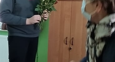 Kwiatek dla nauczycieli od Samorządu Uczniowskiego
